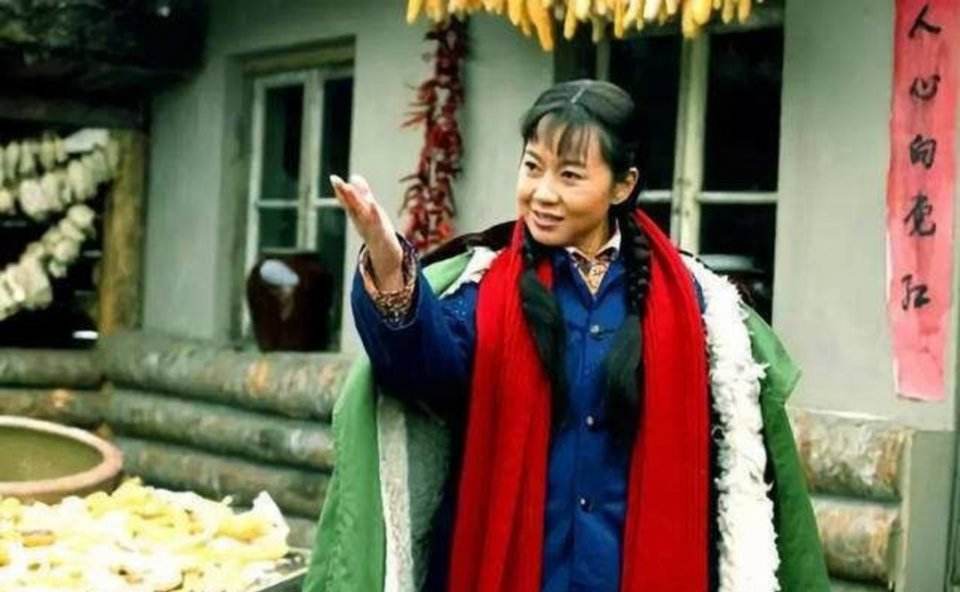 闫妮|“土妞”闫妮：离婚后爆火，17年间照样孝顺公婆，前夫丢了一块宝