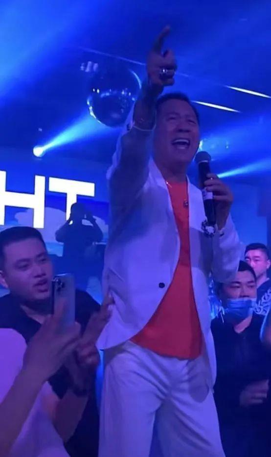 罗嘉良|过气明星频走穴，罗嘉良商场献唱，徐少华穿僧袍再现经典