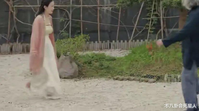 张纪中|老夫少妻的尴尬！王刚儿子和孙子同龄，张纪中体力跟不上生猛娇妻