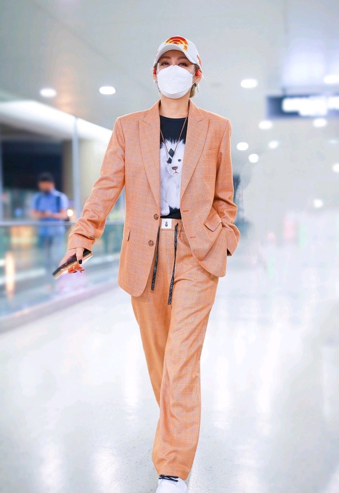 穿衣搭配|49岁宁静挺会扮嫩的，黑T配束脚裤时髦减龄，就是发型用力过猛了