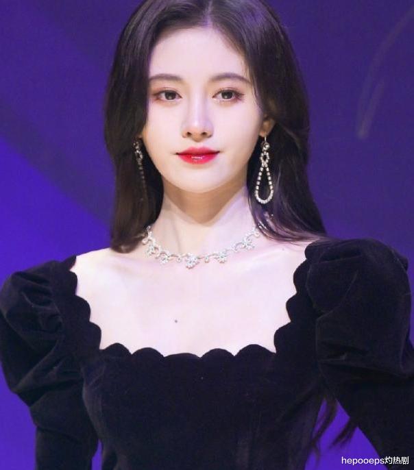 鞠婧祎|鞠婧祎为凹“直角肩”用力过猛，肩膀骨头突出明显，四千年美女秒变金刚芭比？