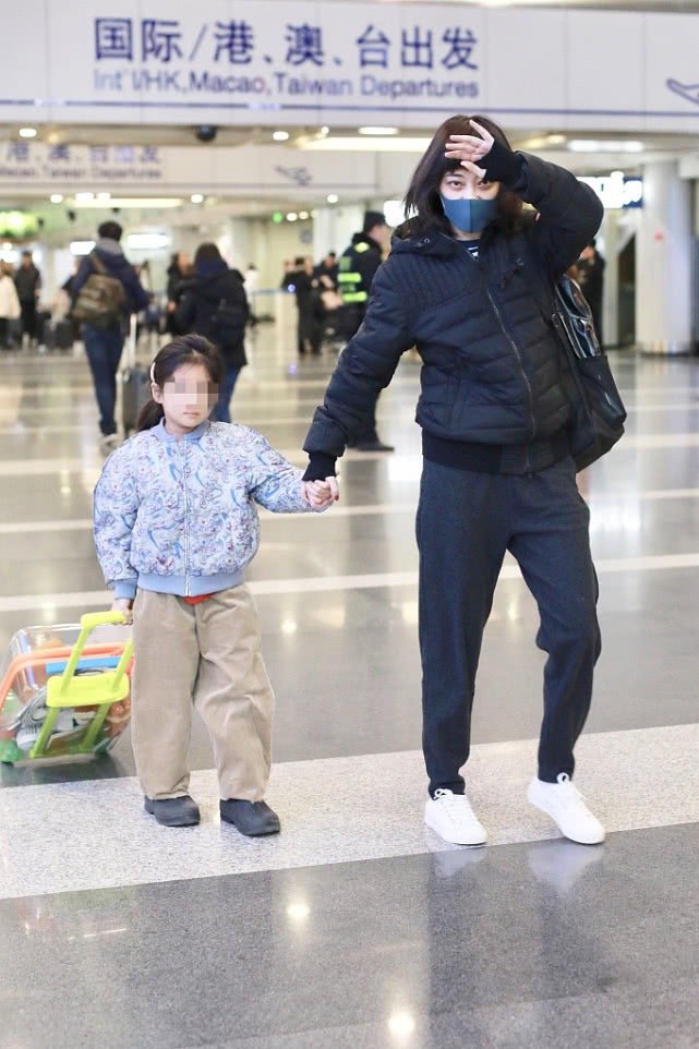 梅婷|梅婷罕见带儿女走机场,儿子胖乎乎但穿得帅气,女儿拉行李真懂事