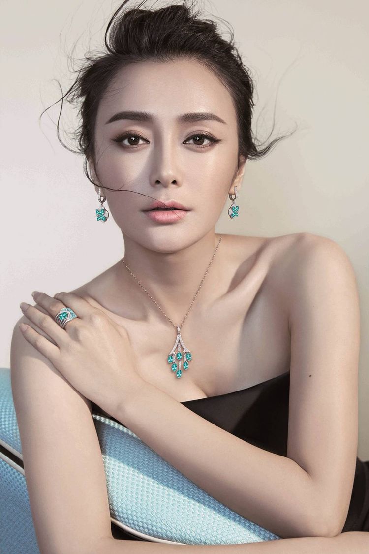 秦岚|?27岁资产上亿，包养黄晓明4年，被封10年，如今强势回归