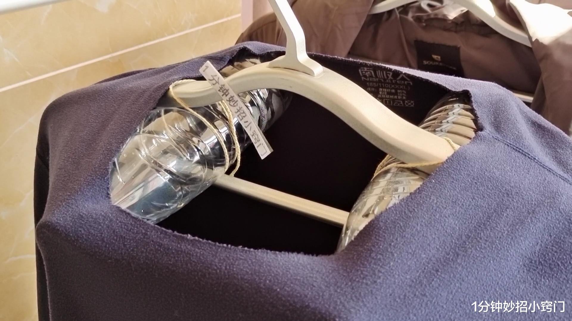 在衣架上挂两个塑料瓶,放在阳台太实用了,解决生活中的大难题