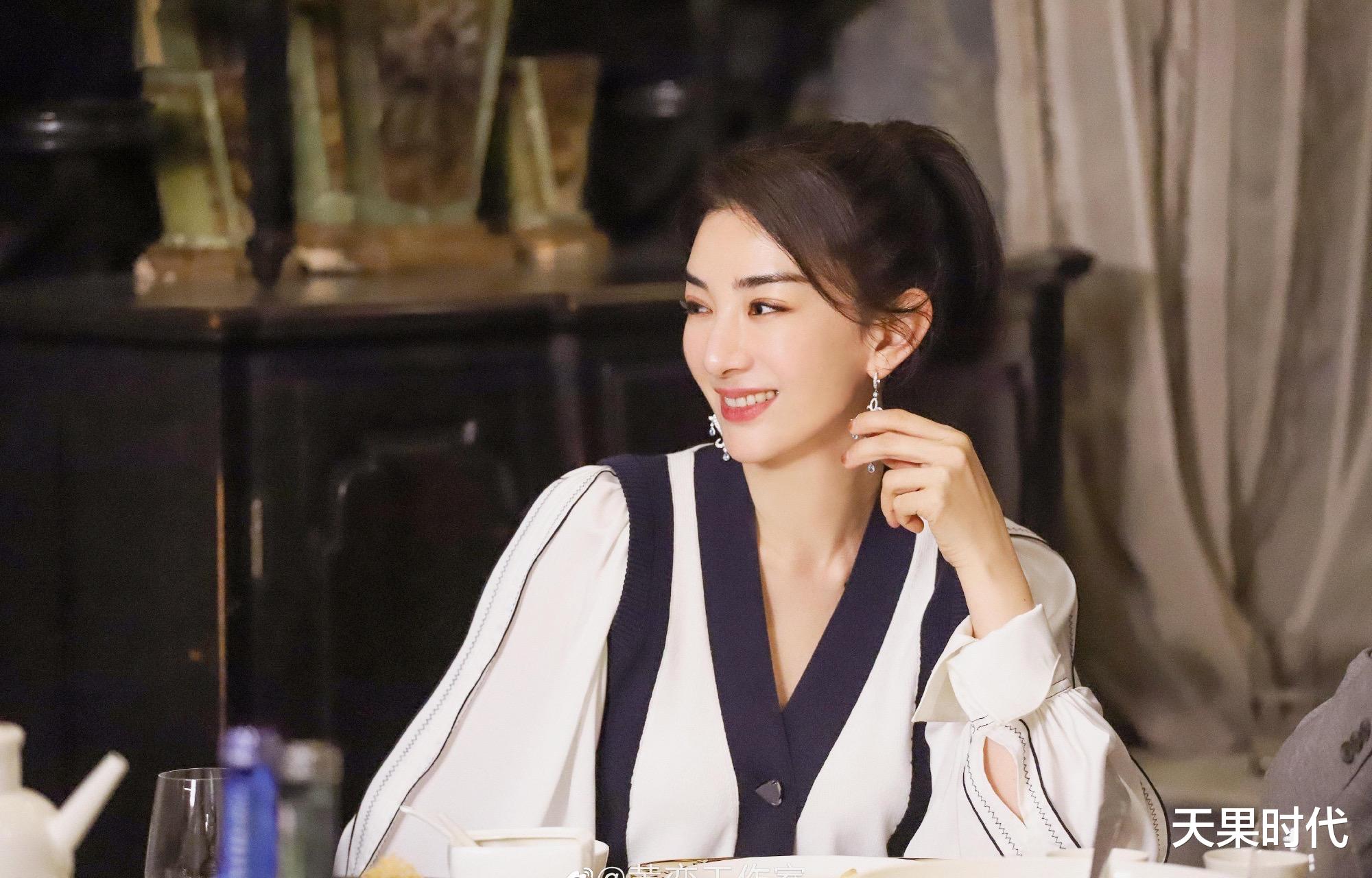 衬衫|黄奕不扮嫩也很少女,衬衫+长裙减龄又洋气,高马尾美得让人心动