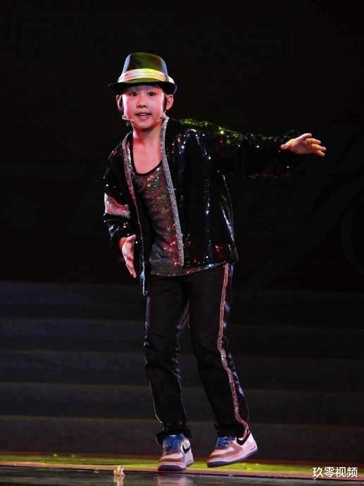 周杰伦|9岁与周杰伦同台飙舞，父母为了培养他卖房子，如今却长残无人识