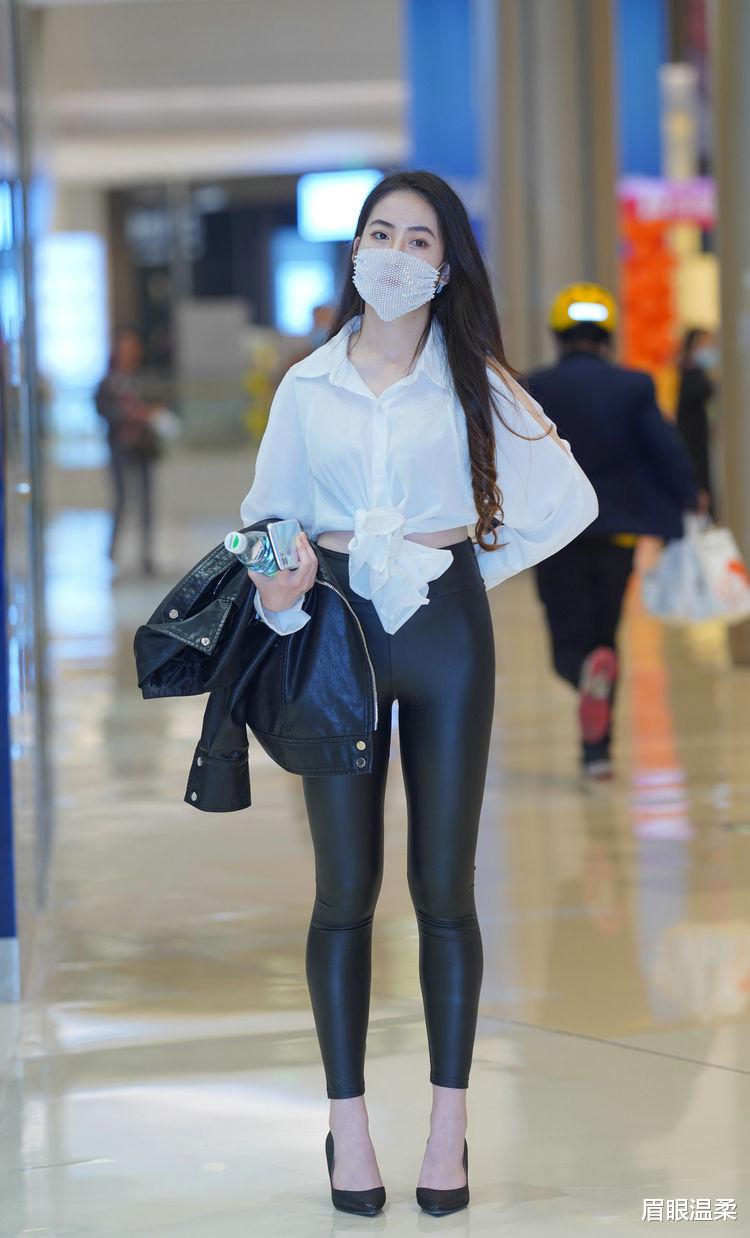 眉眼温柔 秋天已经开始来临了，用衬衫搭配皮裤，轻易穿出摩登时尚感