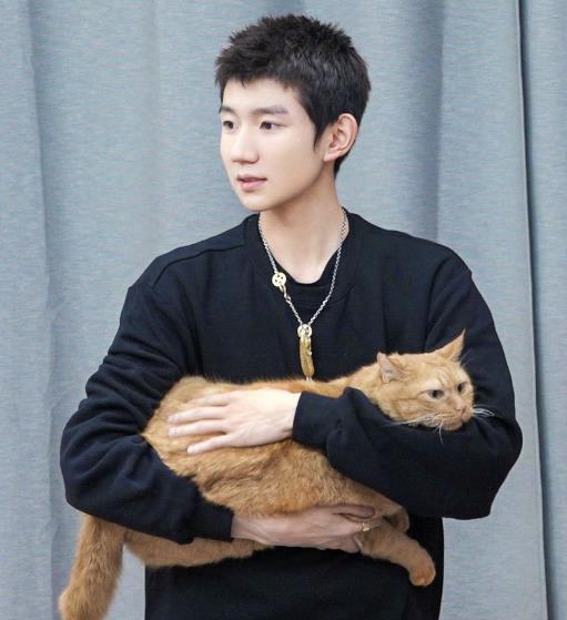 王源|工作室晒王源未公开写真，被粉丝发现副业：确定不是搞批发吗？