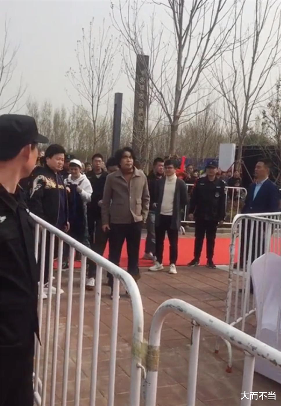 许知远|昔日天团沦落乡镇走穴,失去李健的水木年华,为何如此落魄?