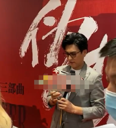 靳东|靳东现身《伪装者》发布会，跪地帮捡话筒无架子，现身份连连攀升