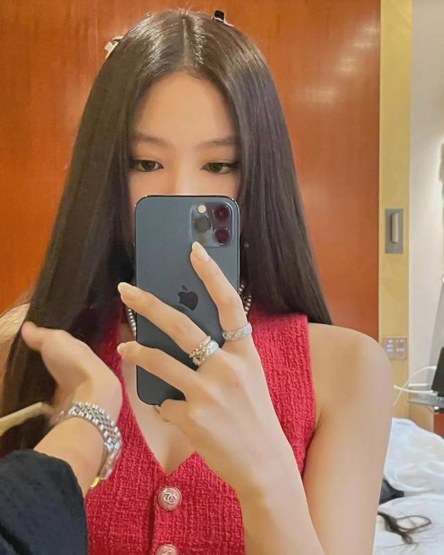 明星素颜 Jennie的名品素颜是真是假？为何眼周自带“大地色眼影”？