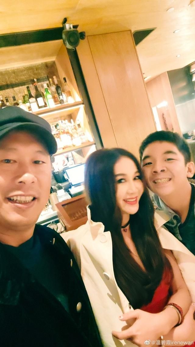 温碧霞|温碧霞过圣诞，55岁不生孩子保养好，富豪老公和养子现身长得像