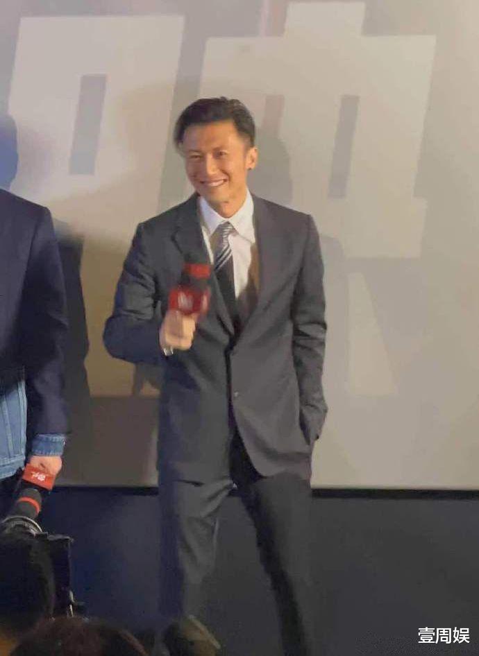 谢霆锋|40岁谢霆锋西装革履现身活动,被男粉丝表白,开心得合不拢嘴!