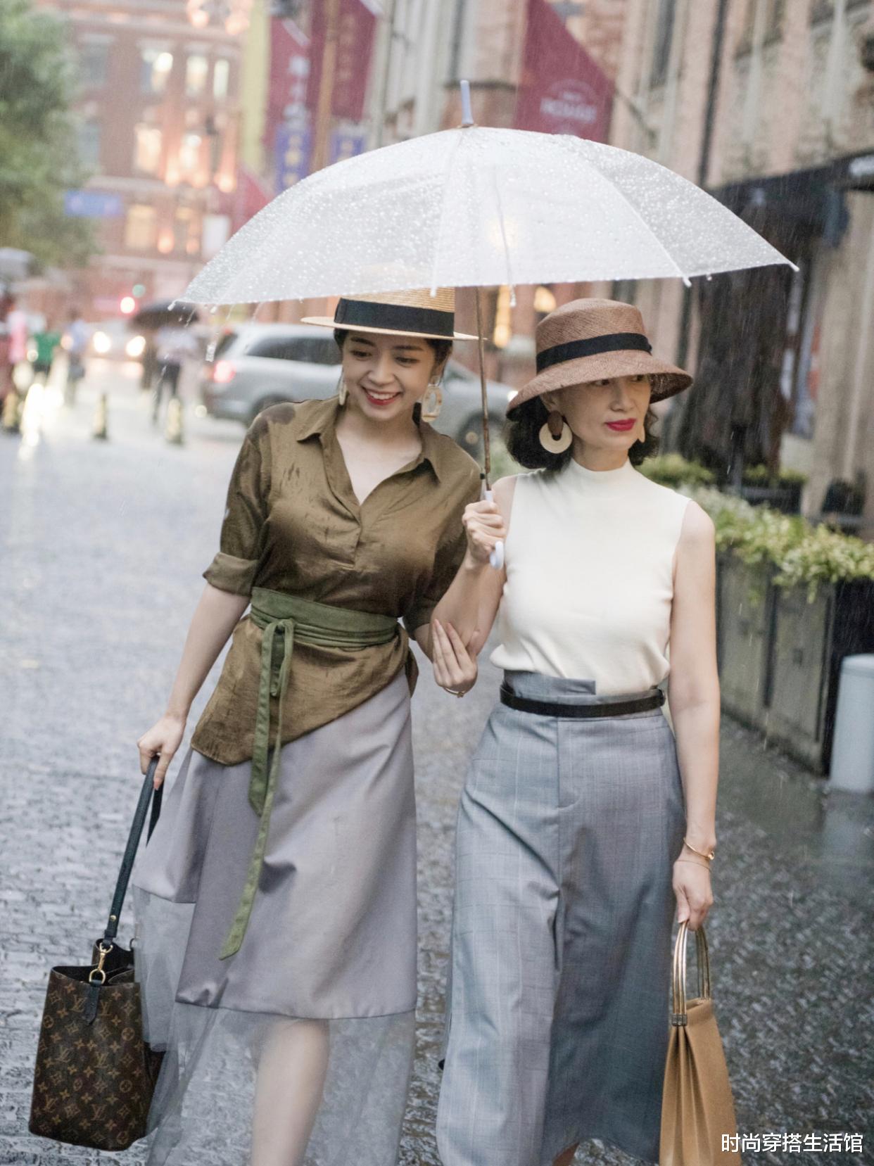 时尚穿搭生活馆|50岁女人穿衣别太紧身,学三木妈妈这样穿,优雅减龄又时髦