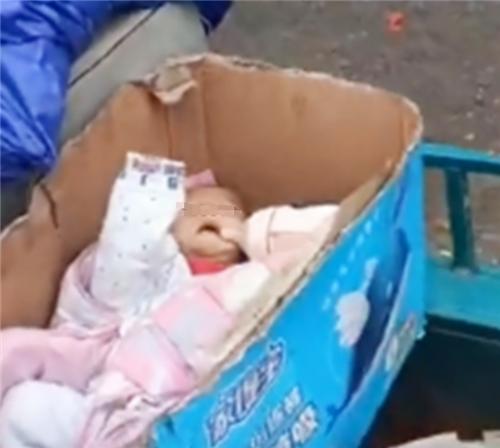 湖南4个月女婴睡在垃圾堆旁,喂泔水吃,亲爹用冰凉河水给她洗澡