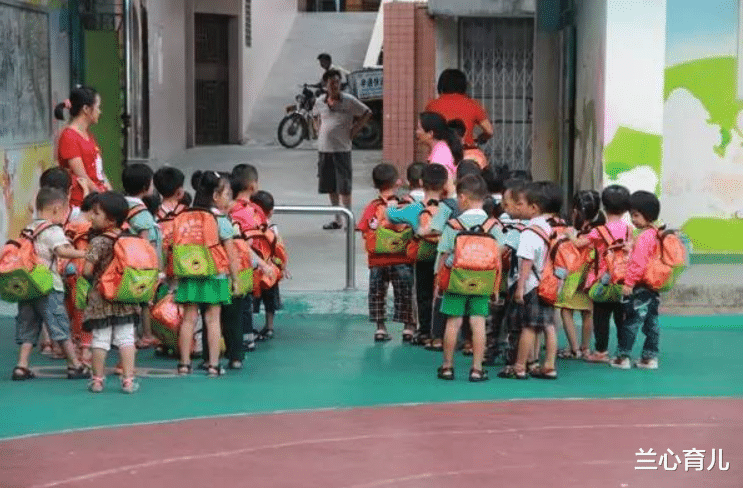 兰心育儿|孩子身上出现针眼,妈妈深夜发家长群声讨,老师:是误会