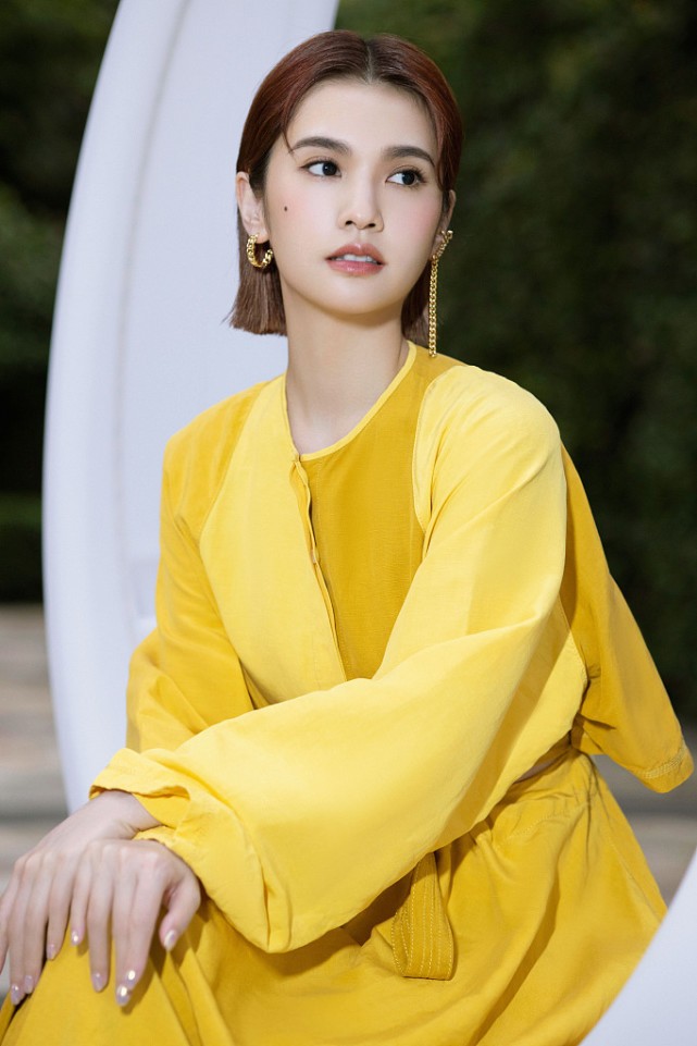 靳东|李荣浩的眼光真好，妻子杨丞琳37岁却长了一张“初恋脸”，好清纯