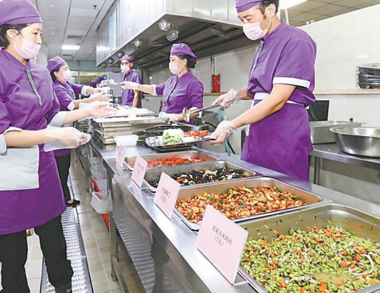 青海新闻联播 客人遇急事离开，男子见桌上菜品没动过，下一秒的行为令网友点赞