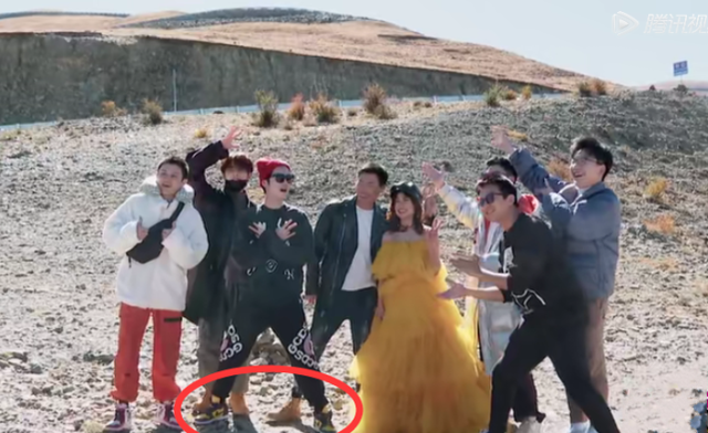 鹿晗|鹿晗和路边新婚夫妇合照，谁注意他的站姿，这才是对新郎的尊重