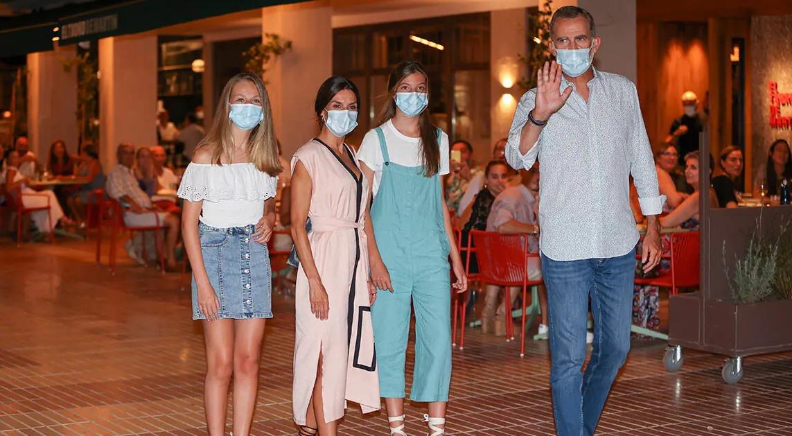 欧美时尚前线|西班牙王室一家四口外出就餐，大公主终于穿得比妹妹成熟