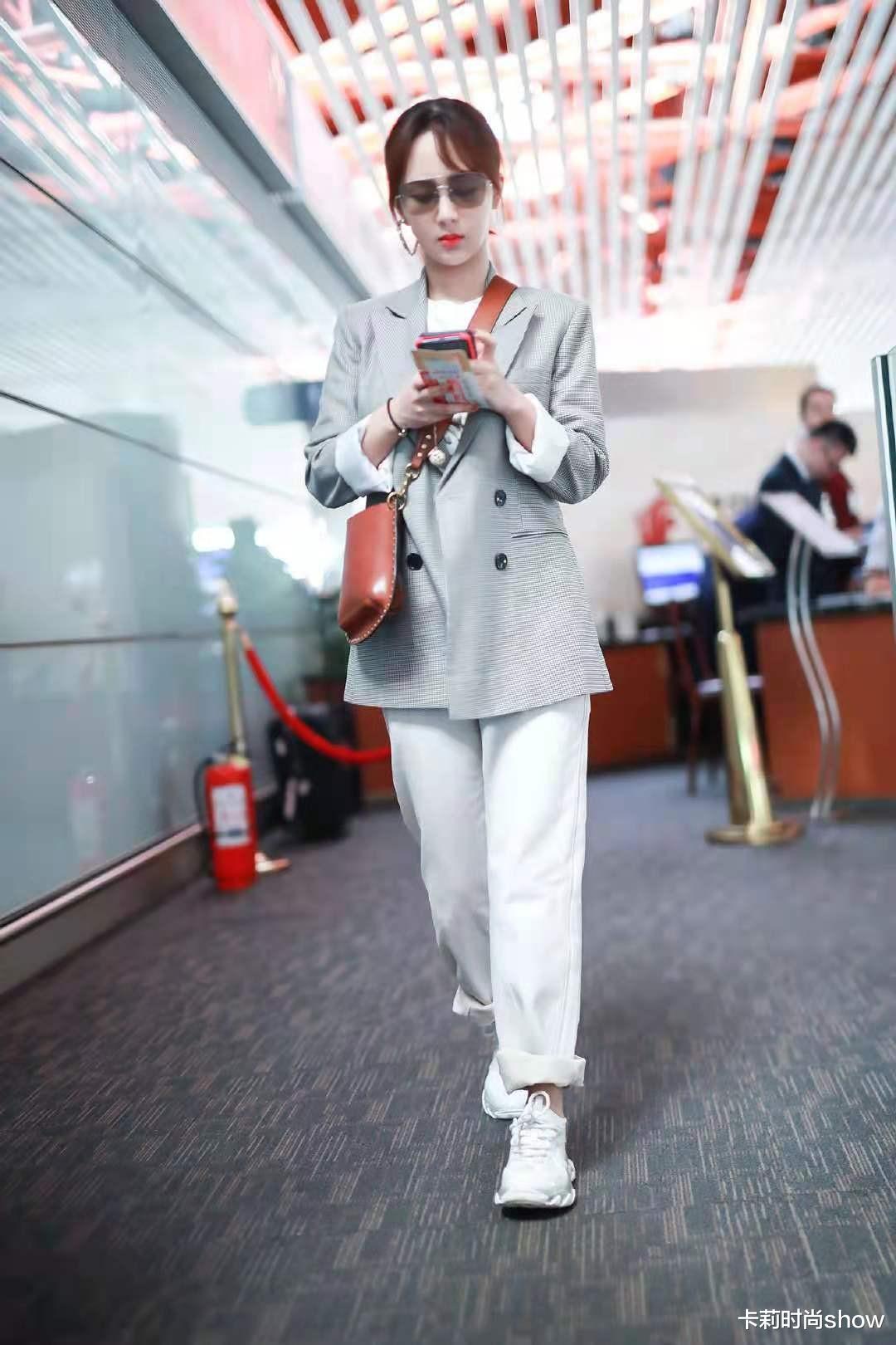 杨紫|28岁杨紫不做“乖乖女”，一身黑的铆钉造型又酷又帅，太适合她了