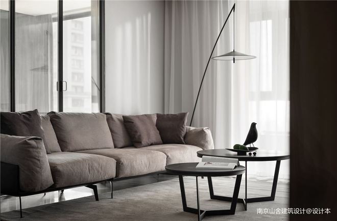 |明净、含蓄、敛藏的灰色家