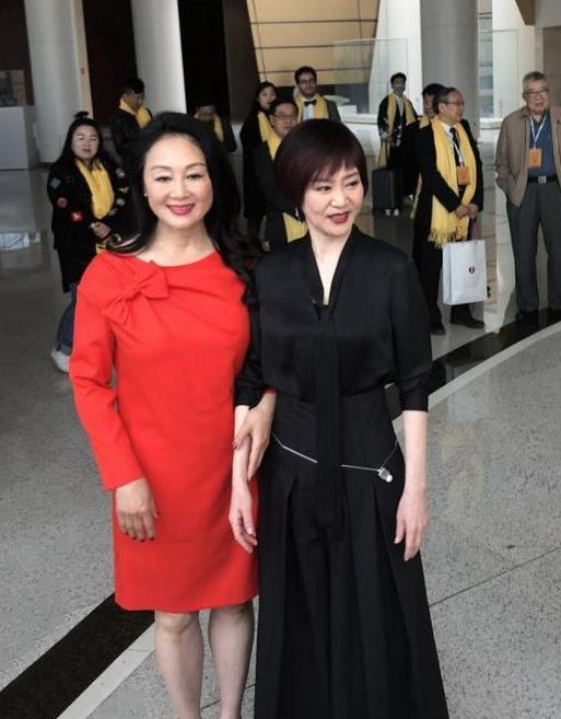 运动|“泪眼影后”刘雪华老了，穿黑裙法令纹明显，但气质琼女郎里少见