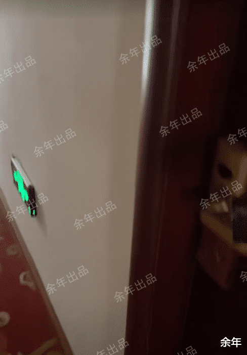 余年 广西：游客取房卡后出去吃饭，回来房间没了，带俩孩子睡车上