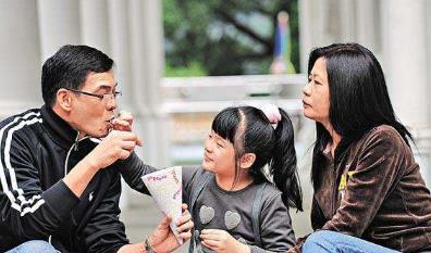 棉妈育儿经|香港老戏骨李国麟，在福州坐地铁大赞舒适，曾怒怼TVB而遭打压