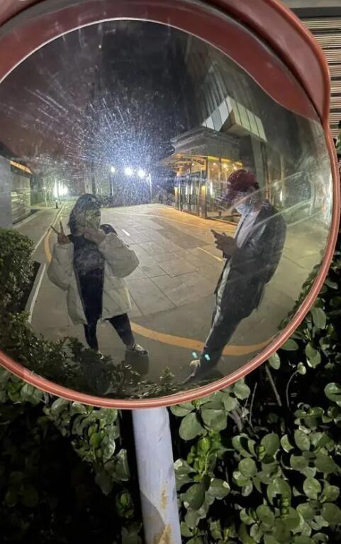 王文也|华谊千金深夜晒男友视角美照，王文也疑与男友度假，海边秀大长腿