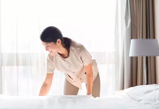 聚会 54岁的大妈两年时间内交往了7个男友，她腰缠万贯，男友一贫如洗