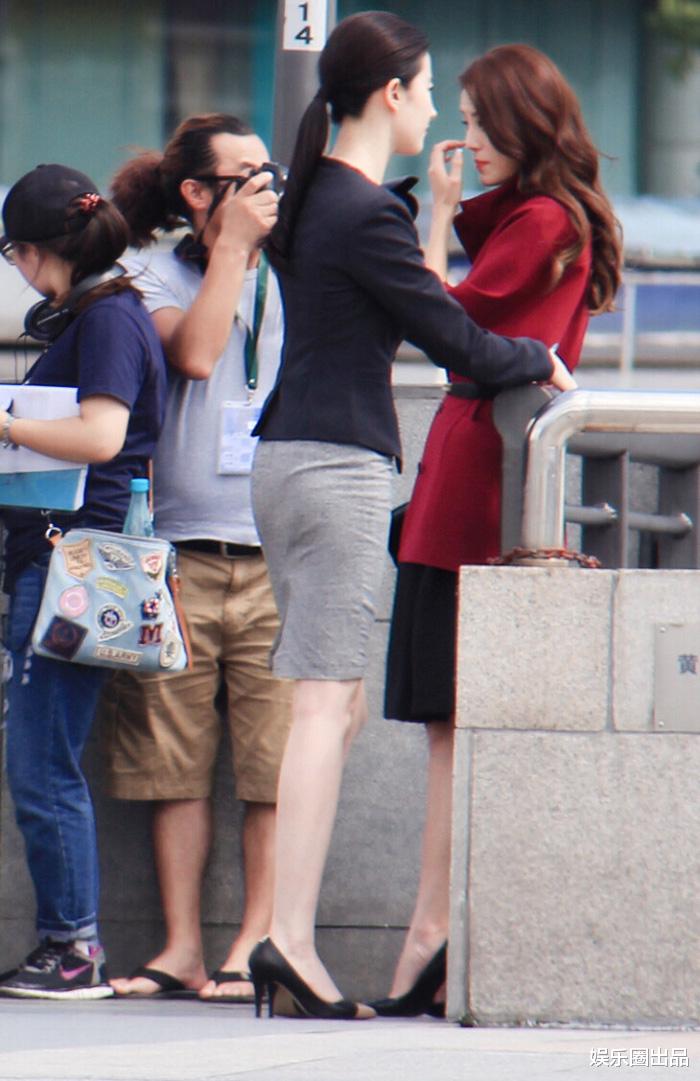 刘亦菲|刘亦菲和江语晨合影,双腿摆放的方式反差明显,纯不纯一目了然