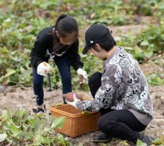 孙俪|邓超孙俪高调现身游戏城，打打闹闹如热恋般甜蜜，引众人围观拍照