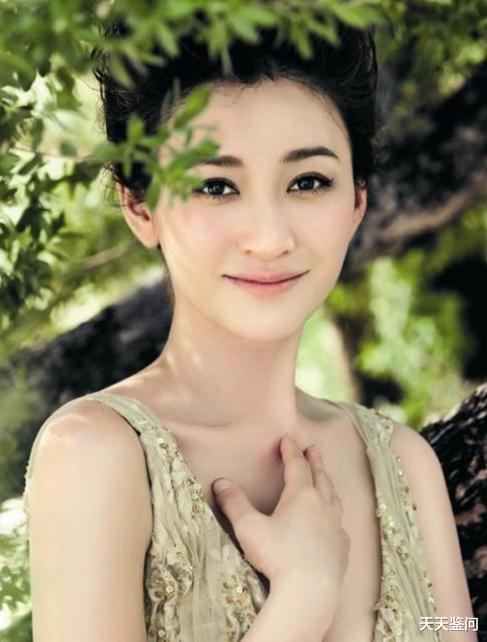 李小冉|44岁的李小冉，身材高挑气质优雅，网友：是吃了防腐剂吗