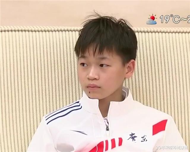 全红婵|全红婵身材比例太好！窝进沙发两条大长腿很显眼：腿长1米2既视感