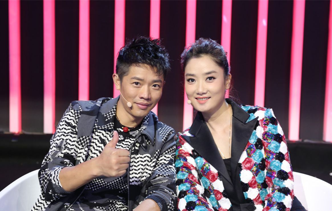 凤凰传奇|凤凰传奇的“清醒”:9次上春晚,五五分账23年,比玖月奇迹高明