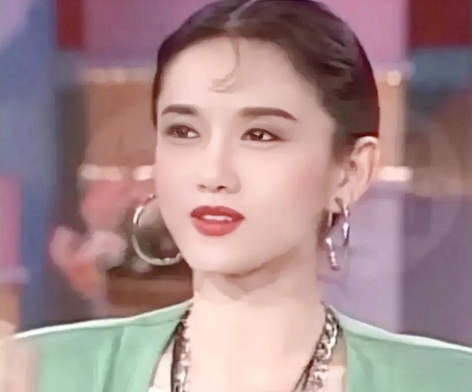 电影|“人间异类”杨丽萍：30年不吃米饭，靠助理洗澡，她现在怎么样了