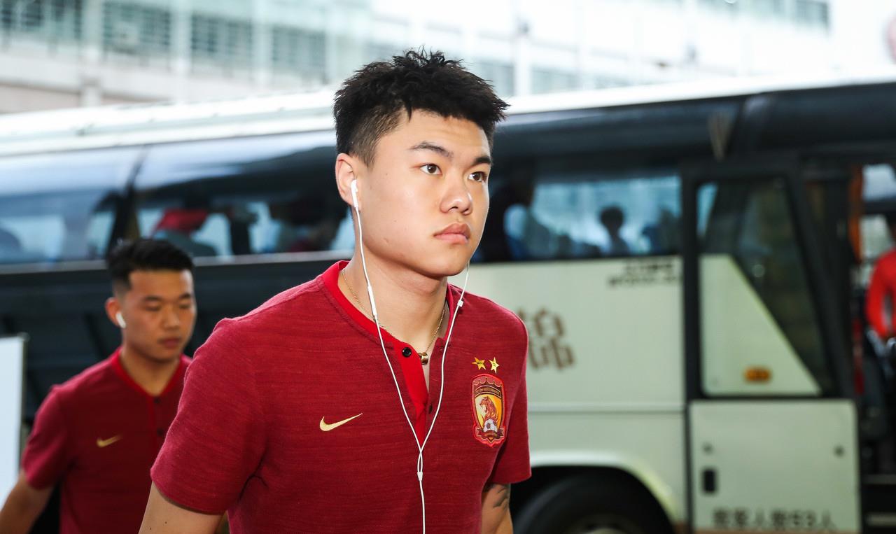 勇士隊(duì)|廣州恒大24歲前鋒掉鏈子，曾是郜林接班人，年紀(jì)輕輕癡迷文身