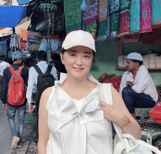 小喵聊时尚|66岁林青霞老得坦荡，不爱浓妆、也不爱高跟鞋，骨子里散发着优雅