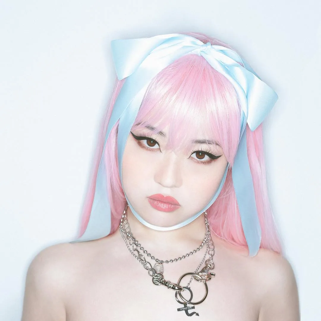 InsDaily|翻版Jennie？这个美女DJ凭“杰尼龟脸”出圈，肉肉身材甜中带辣…