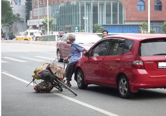 美女开车被碰瓷不要怕,交警:说3句话,碰瓷者爬起来走人!