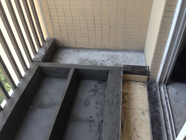 |太有才了!朋友在自家阳台用红砖砌了一个鱼池,确实很漂亮!