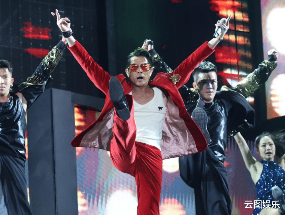 周慧敏|跨年晚会：周慧敏穿短裙秀美腿，苏慧伦被砸头，郭富城获妻女支持