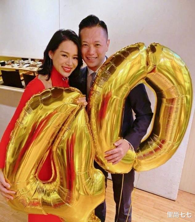 胡杏儿|胡杏儿一家为长子庆生，她打扮隆重发际线却堪忧，老公越老越帅气
