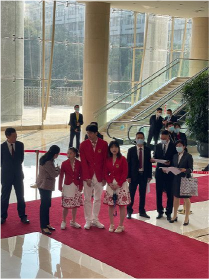 杨幂 冠军杨倩事业大爆发!穿T恤越来越有女明星范,却没有拍大片惊艳