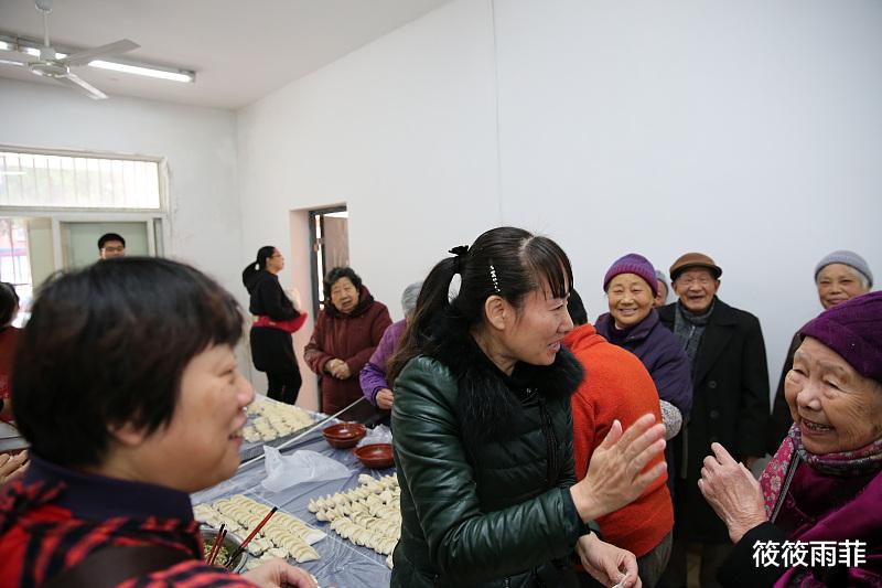 筱筱雨菲|农村碰到拱地边的人怎么办？我爸的处理方式很特别，但我妈却说做得对