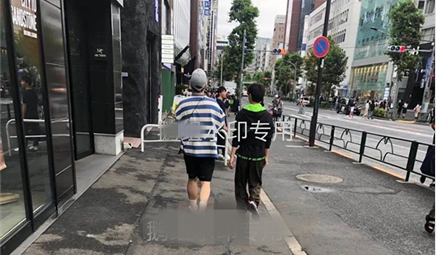 何炅|何炅与男子摸脸杀后，再被曝与小鲜肉出游，被认出秒变脸拉手快走