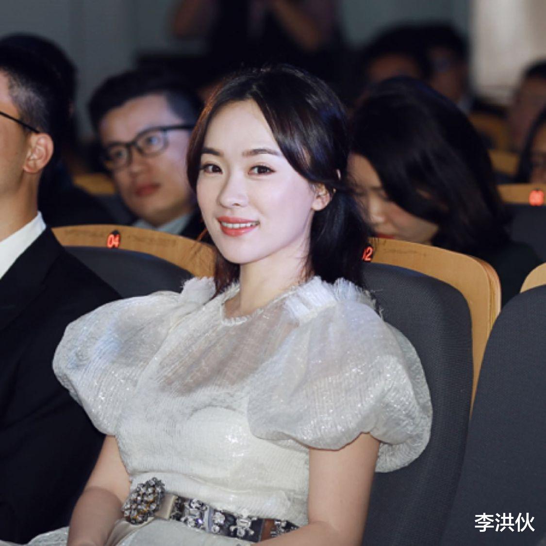 霍思燕才是隐形富婆，用顶奢包包装名贵小狗，开私人飞机自驾游