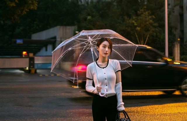 李菲儿|李菲儿跨年晚会抹胸裙意外滑落，连忙捂住胸口，表情淡定舞姿撩人