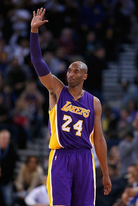 科比·布萊恩特|科比妻子名人堂發(fā)言讓人淚奔！穿低胸紫裙亮相好驚艷，喬丹親吻她